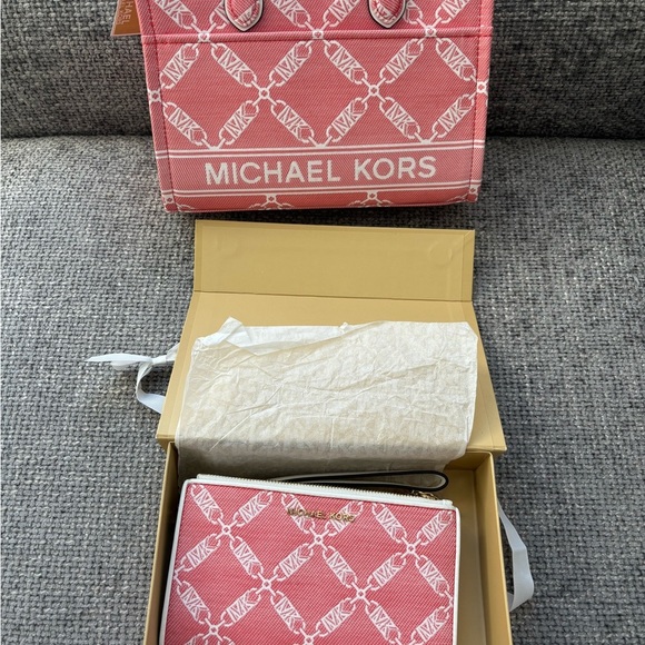 BNWT authentic Michael Kors Coral Crossbody Bag – Store Purchase (Not Outlet)! - Picture 16 of 16